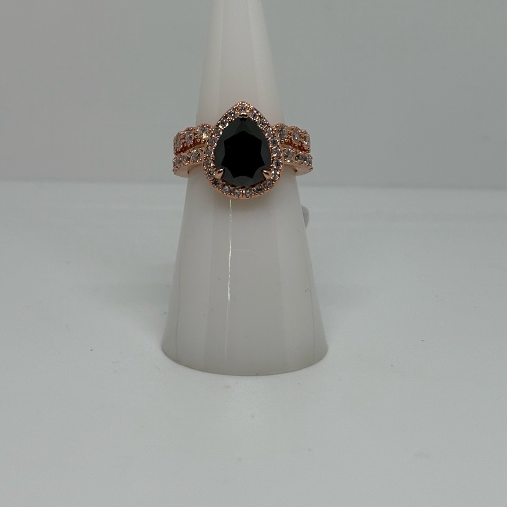 Elegant Black and Gold Teardrop Ring